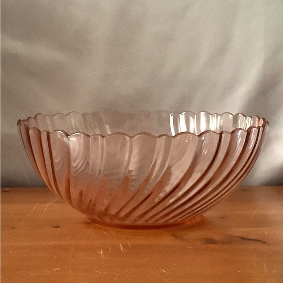 Beautiful Rosaline Pink Arcoroc France Large Swirl Serving Bowl - Picture 1 of 6